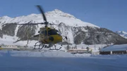 Bei Lawinengefahr werden Sprengladungen von einem Hubschrauber abgeworfen.