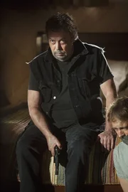 Schreckt vor Nichts und Niemanden zurück: der "Fürst der Finsternis" (Tim Curry) ... Schreckt vor Nichts und Niemanden zurück: der "Fürst der Finsternis" (Tim Curry) ...