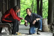Gregor hat Felix versprochen, ihm zu zeigen, wie man per Hand ein Feuer macht und &uuml;bt deshalb heimlich. Von links: Sebastian Wildner (Herbert Ulrich) und Gregor Brunner (Holger M. Wilhelm).