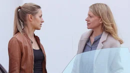 Claire (Caroline Peters, re.) spricht Sabina (Annika Blendl) an. Mit dem Luxus-Callgirl hatte David eine Aff&auml;re.