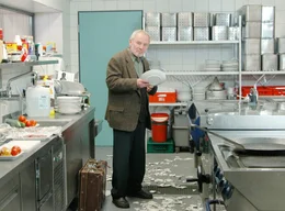 Der sturk&ouml;pfige "General" (J&uuml;rgen Hentsch) wirft mal wieder mit Geschirr.