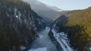 In der bis zu 400 Meter tiefen Rheinschlucht ist die Bahnstrecke der einzige Verkehrsweg.