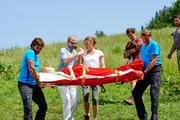 Veronika Glasner (Hilde Dalik, liegend) hatte eine schwere Geburt und wird nun von Dr. Keller (Thomas Limpinsel, 2.v.l.) ins Krankenhaus begleitet. Lena Lorenz (Patricia Aulitzky) ist besorgt um Mutter und Kind. Weitere Personen: Michael Glasner (Stefan Murr, 3.v.r.), Ersun Hunal (Bülent Sharif, r.), Komparsen. Veronika Glasner (Hilde Dalik, liegend) hatte eine schwere Geburt und wird nun von Dr. Keller (Thomas Limpinsel, 2.v.l.) ins Krankenhaus begleitet. Lena Lorenz (Patricia Aulitzky) ist besorgt um Mutter und Kind. Weitere Personen: Michael Glasner (Stefan Murr, 3.v.r.), Ersun Hunal (Bülent Sharif, r.), Komparsen.