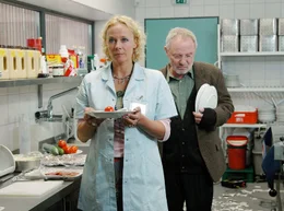 Aushilfspflegerin Jessie (Katja Riemann) ist die einzige, die den "General" (J&uuml;rgen Hentsch) beruhigen kann, wenn er mit Geschirr um sich wirft.