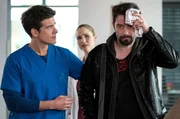 Ben Ahlbeck begleitet gemeinsam mit Julia den Langzeitstudenten Joni Schubert in den Behandlungsraum. Ben Ahlbeck begleitet gemeinsam mit Julia den Langzeitstudenten Joni Schubert in den Behandlungsraum.
