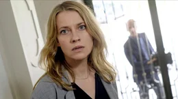 Claire (Caroline Peters) f&uuml;hlt sich verfolgt.