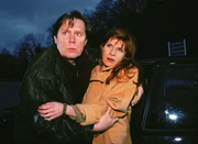 Wegen Glatteis hat Dr. Susanne Berger mit ihrem Wagen Irene Kadenbachs (Claudia Wenzel) Auto gerammt. Susanne und ihr Beifahrer sind unversehrt. Dr. Stefan Frank (Sigmar Solbach) kümmert sich um die schwangere Irene. Wegen Glatteis hat Dr. Susanne Berger mit ihrem Wagen Irene Kadenbachs (Claudia Wenzel) Auto gerammt. Susanne und ihr Beifahrer sind unversehrt. Dr. Stefan Frank (Sigmar Solbach) kümmert sich um die schwangere Irene.