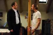 Hubert &uuml;berrascht Gregors Offenheit. Von links: Hubert Kirchleitner (Bernhard Ulrich) und Gregor Brunner (Holger M. Wilhelm).