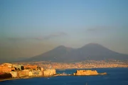 Der 1.281 Meter hohe Gipfel des Vesuv thront über dem Großraum Neapel. Der 1.281 Meter hohe Gipfel des Vesuv thront über dem Großraum Neapel.