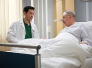 Dr. Philipp Brentano (Thomas Koch, links) hat noch keine eindeutigen Ergebnisse. Gero Kramers (Ludger Pistor) Entz&uuml;ndungsparameter sind erh&ouml;ht und es m&uuml;ssen weitere Untersuchungen vorgenommen werden. Herr Kramer passt das gar nicht - er schl&auml;gt vor, f&uuml;r die jeweiligen Untersuchungen in der Sachsenklinik "vorbeizuschauen". In 15 Jahren hatte er sein Juwelier-Fachgesch&auml;ft nur einen Tag geschlossen und das war am Tag, als er seine Frau beerdigt hat. Brentano muss jedoch darauf bestehen, dass Gero Kramer zur Beobachtung in der Klinik bleibt.