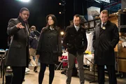Endlich ist Det. Bell (Jon Michael Hill, l.) wieder mit von der Partie und darf gemeinsam mit Capt. Gregson (Aidan Quinn, r.), Sherlock Holmes (Jonny Lee Miller, 2.v.r.) und Dr. Watson (Lucy Liu, 2.v.l.) ermitteln. Er ist froh, nicht mehr an den Schreibtisch gefesselt zu sein und in Akten w&uuml;hlen zu m&uuml;ssen ...