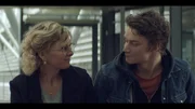 Jeremy (Tijmen Govaerts) und seine Mutter Anouk (An Miller) sprechen über das Treffen zwischen Jeremy und der Staatsanwältin DeBoek. Sie versuchen, beide positiv in die Zukunft zu blicken und daran zu glauben, dass alles gut wird. Jeremy (Tijmen Govaerts) und seine Mutter Anouk (An Miller) sprechen über das Treffen zwischen Jeremy und der Staatsanwältin DeBoek. Sie versuchen, beide positiv in die Zukunft zu blicken und daran zu glauben, dass alles gut wird.