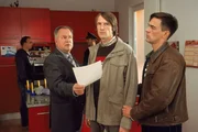 Als die Kommissare Kehler (Wolfgang Bathke, li.) und Bonhoff (Wolfgang Krewe, re.) Holger Lenhardt (Uwe Rathsam) die Lebensversicherungspolice pr&auml;sentieren, kommt er in Erkl&auml;rungsnot.