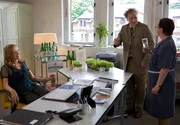 Beate (Katja Flint,l) stellt in ihrem Büro das neue Getränk vor. Bernhard (Falk Rockstroh) und Frau Mutz (Simone von Zglinicki) nehmen eine Kostprobe. Beate (Katja Flint,l) stellt in ihrem Büro das neue Getränk vor. Bernhard (Falk Rockstroh) und Frau Mutz (Simone von Zglinicki) nehmen eine Kostprobe.