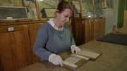 Die Pal&auml;ontologin Dr. Daniela Schwarz untersucht fossile Federn im Naturkunde Museum Berlin.