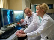 MDR Fernsehen IN ALLER FREUNDSCHAFT FOLGE 618, "Wünsche". Dr. Kathrin Globisch bittet Prof. Simoni um Rat. Ihre Patientin Imani Kutese bekniet Kathrin regelrecht, ihre Hüfte zu operieren. MDR Fernsehen IN ALLER FREUNDSCHAFT FOLGE 618, "Wünsche". Dr. Kathrin Globisch bittet Prof. Simoni um Rat. Ihre Patientin Imani Kutese bekniet Kathrin regelrecht, ihre Hüfte zu operieren.