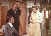 Caroline (Karen Grassle, r.) l&auml;dt das frisch verliebte Paar Kate Thorvald (Anne Archer, l.) und Hurrom Baker (Kevin Hagen) zum Abendessen ein.