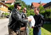 Hubert (Christian Tramitz, M.), Staller (Helmfried von Lüttichau, l.) und Lorenz Kramer (Anton Figl, r.) in der neuen Vorabendserie "Heiter bis tödlich - Hubert und Staller" Folge 3 "Tod aus der Schnabeltasse" (Wh.) Hubert (Christian Tramitz, M.), Staller (Helmfried von Lüttichau, l.) und Lorenz Kramer (Anton Figl, r.) in der neuen Vorabendserie "Heiter bis tödlich - Hubert und Staller" Folge 3 "Tod aus der Schnabeltasse" (Wh.)