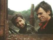 Bill (Cooper Huckabee, l.) und MacGyver (Richard Dean Anderson, r.) machen sich auf einen gef&auml;hrlichen Dynamittransport.