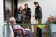 Lebt Gudrun Scholz (Maria-Anna Lechelmayr, sitzend) noch? Franz Hubert (Christian Tramitz, Mitte), Johannes Staller (Helmfried von Lüttichau, rechts) und Hannelore Kramer (Ingrid Resch) sind sich nicht sicher. Lebt Gudrun Scholz (Maria-Anna Lechelmayr, sitzend) noch? Franz Hubert (Christian Tramitz, Mitte), Johannes Staller (Helmfried von Lüttichau, rechts) und Hannelore Kramer (Ingrid Resch) sind sich nicht sicher.