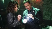 Auf Geldscheinen finden Detective Bonasera (Melina Kanakaredes) und Detective Taylor (Gary Sinise) kryptische Nachrichten des M&ouml;rders.