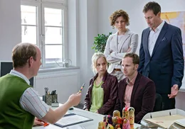 Steff (Friederike Kempter, sitzend li.), Neele (Christina Hecke) und Jens (Marc Hosemann) wollen ihre gemeinsame Elternschaft amtlich machen &ndash; aber ausgerechnet Kalle (Christian N&auml;the, sitzend re.) bekommt Zweifel. Der Sachbearbeiter (Stephan T&ouml;lle) ist verwundert.