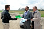 Das Autobahnprojekt soll vorzeitig in den Ministerrat, was die Herren rund um den illegalen Immobiliendeal in Aufruhr geraten l&auml;sst. Im Bild (v.li.): Bertram Selig (Lucas Gregorowicz), Georg Schneider (Juergen Maurer), Hadrian Melzer (Bernhard Schir).