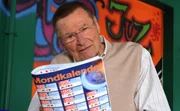 Alois (Erich Hallhuber) schaut sich skeptisch den Mondkalender an. Alois (Erich Hallhuber) schaut sich skeptisch den Mondkalender an.