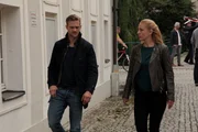 Bezirksinspektor Simon Steininger (Michael Steinocher, l.) und Gruppeninspektorin Penny Lanz (Lilian Klebow) sind auf dem Weg zur Wohnung von Jasmin Angermann um diese zu befragen.