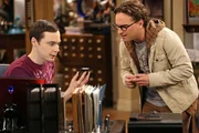 K&ouml;nnen es nicht fassen, dass Stephen Hawking positiv auf Sheldons Anfrage reagiert und mit ihm das Online-Spiel "Words with Friends" spielen m&ouml;chte: Sheldon (Jim Parsons, l.) und Leonard (Johnny Galecki, r.) ...