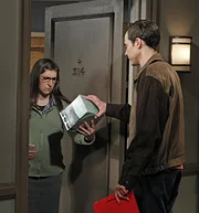 Will Wheaton m&ouml;chte Sheldon (Jim Parsons, r.) bei einer neuen Episode "Spa&szlig; mit Flaggen" unterst&uuml;tzen. Dabei kommt es zu einem Streit zwischen Sheldon und Amy (Mayim Bialik, l.). Sheldon muss sich entscheiden ...