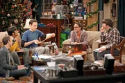 Ein ganz besonderer Spieleabend: Howard (Simon Helberg, r.), Sheldon (Jim Parsons, M.), Leonard (Johnny Galecki, 2.v.r.), Raj (Kunal Nayyar, 2.v.l.) und Stuart (Kevin Sussman, l.) ...