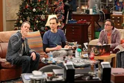 W&auml;hrend Raj mit den M&auml;dels unterwegs ist, veranstalten Sheldon (Jim Parsons, M.), Leonard (Johnny Galecki, r.) und Stuart (Kevin Sussman, l.) einen Spieleabend ...