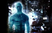Er ist der einzige Superheld, der &uuml;ber &uuml;bermenschliche Kr&auml;fte verf&uuml;gt: Dr. Manhattan (Billy Crudup) besitzt die Gabe der Transmutation, der Telekinese und der Teleportation. Als er jedoch beim Sex seinen K&ouml;rper vervielfacht, um gleichzeitig im Labor weiterforschen zu k&ouml;nnen, reicht es seiner Lebensgef&auml;hrtin ...