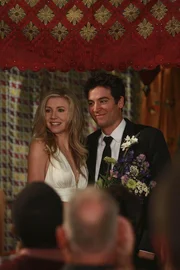 Stellas (Sarah Chalke, l.) Schwester Nora ist drei Tage vor der Hochzeit der Br&auml;utigam abhanden gekommen, sodass Stella und Ted (Josh Radnor, r.) den Termin &uuml;bernehmen. Doch wird alles gut gehen?