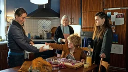 Oma Lore (Jutta Wachowiak, Mitte hinten) m&ouml;chte die Familie aus Eva (Zoe Moore, re.), Jannis (Lewe Wagner, Mitte vorne) und Heddi (Anneke Kim Sarnau, li.) wieder zusammenbringen.