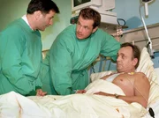 MDR Fernsehen IN ALLER FREUNDSCHAFT FOLGE 32, "In letzter Minute", am Freitag (24.02.12) um 12:30 Uhr. Dr. Roland Heilmann (Thomas R&uuml;hmann, li.) und Dr. Achim Kreutzer (Joachim Kretzer, Mitte) untersuchen Prof. Simoni (Dieter Bellmann) nach seiner Bypassoperation. Alle drei sind zufrieden. Simoni dankt seinem &Auml;rzteteam f&uuml;r die sehr gute Leistung.