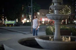 Durch einen magischen Brunnen landet Maggie Turner (Katie Findlay) in der Vergangenheit.  +++ Die Verwendung des sendungsbezogenen Materials ist nur mit dem Hinweis und Verlinkung auf RTL+ gestattet. +++