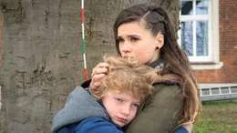 Eva (Zoe Moore, re.) muss ihren Sohn Jannis (Lewe Wagner) f&uuml;r sechs Monate verlassen.