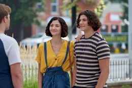 Maggie Turner (Katie Findlay) mit  ihrem Bruder Ash Hartman (Matthew Lupu)  +++ Die Verwendung des sendungsbezogenen Materials ist nur mit dem Hinweis und Verlinkung auf RTL+ gestattet. +++