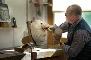 Hans-Georg Benz ist gelernter Holzbildhauer. Rund 100 Fastnachtsmasken schnitzt er im Jahr. Ein Foto hat er als Modell.
