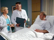 Weil G&uuml;nther Bornemann (Fritz Roth, rechts) Angst hat, seinen Beruf als Stra&szlig;enbahnfahrer nicht weiter aus&uuml;ben zu d&uuml;rfen, verschweigt er seinen &Auml;rzten Dr. Roland Heilmann (Thomas R&uuml;hmann, 3. Mitte) und Dr. Kathrin Globisch (Andrea Kathrin Loewig), dass er auch schon vor dem Unfall Kreislaufprobleme hatte.