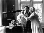 Mit dem Fernrohr wollen Pomuchelskopp (Joachim Wolff) und seine Frau (Helga Feddersen) Kartoffeldieben auf die Spur kommen.