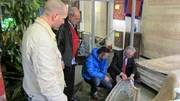 Beim Teppichverkauf: Tarek (li.), Wagdi (2.v.li.), Mauro Corradino und ein potentieller K&auml;ufer