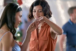 Maggie Turner (Katie Findlay) (r.) zeigt Carrie Bowed (Brynn Godenir) (l.) ihren Verlobungsring.  +++ Die Verwendung des sendungsbezogenen Materials ist nur mit dem Hinweis und Verlinkung auf RTL+ gestattet. +++