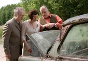 Der Trabbi wird gefunden. v.l.n.r.: Bernhard M&ouml;ller (Falk Rockstroh), Petra (Astrid Meyerfeldt) und Gerd J&auml;nnicke (Thomas Thieme) staunen &uuml;ber den Inhalt des Kofferraums.