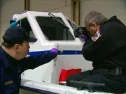 Die Ermittler finden einen Bluttropfen auf dem Beiboot, mit dem sich Robert Meyer gerettet hat. Stammt das Blut vielleicht von seiner verschwundenen Frau oder Tochter?