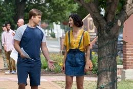 Maggie Turner (Katie Findlay) landet 15 Jahre in der Vergangenheit und trifft auf Josh Turner (Wyatt Nash).  +++ Die Verwendung des sendungsbezogenen Materials ist nur mit dem Hinweis und Verlinkung auf RTL+ gestattet. +++