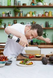 Der britische Starkoch Jamie Oliver pr&auml;sentiert vielseitige und leckere Gerichte f&uuml;r jeden Anlass. Jamies frische Ideen und Zutaten sorgen f&uuml;r ausgewogene und genussvolle Speisen.