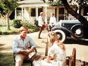 Ein Filmteam dreht in Waltons Mountain einen Film &uuml;ber die Bewohner. Mary Ellen (Judy Norton-Taylor, r.) freundet sich mit Todd Clarke (Stephen Collins, l.) an ...